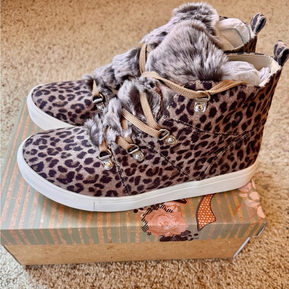 NIB, Very G “Shayne” Leopard Print Fur-Trimmed Women's Sneakers - Picture 1 of 6
